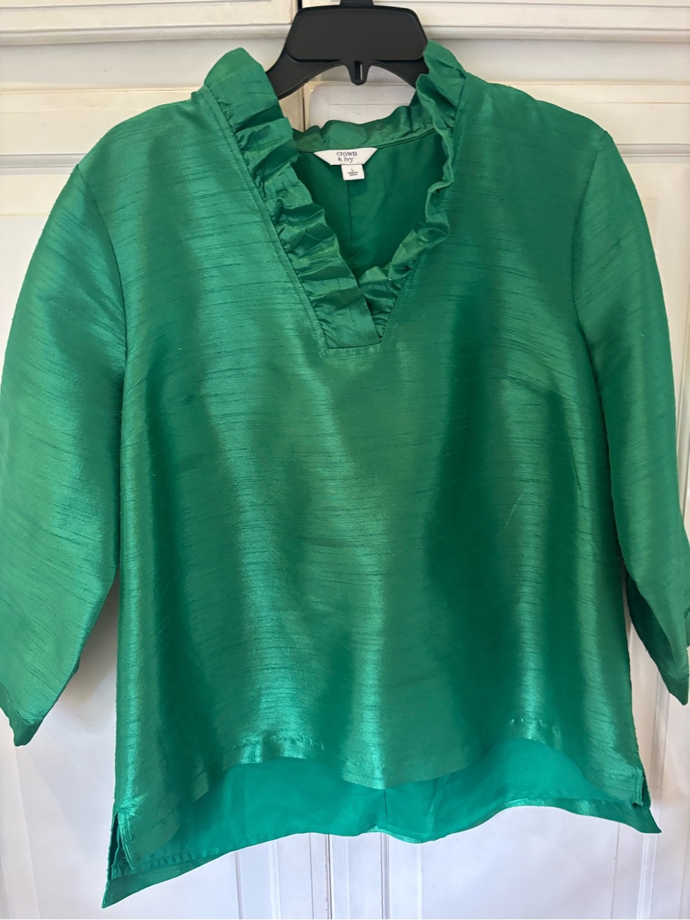 crown & ivy Emerald Green Ruffle V-Neck Blouse